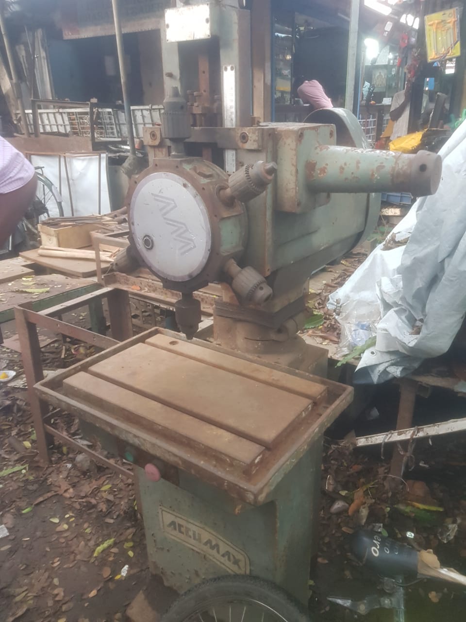 400 x 300 x 300 x 25 mm (capacity) Turret Drill Machine